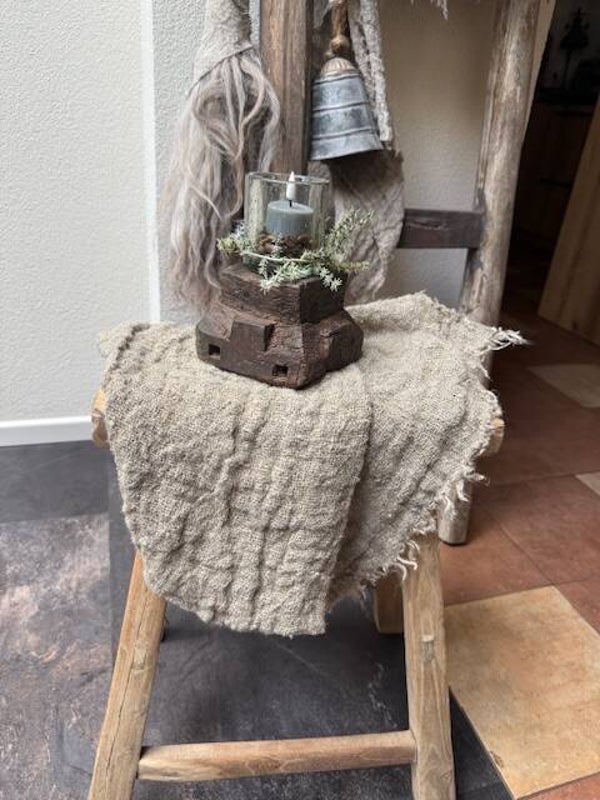 2010, Zware houten poer 13x 12 cm