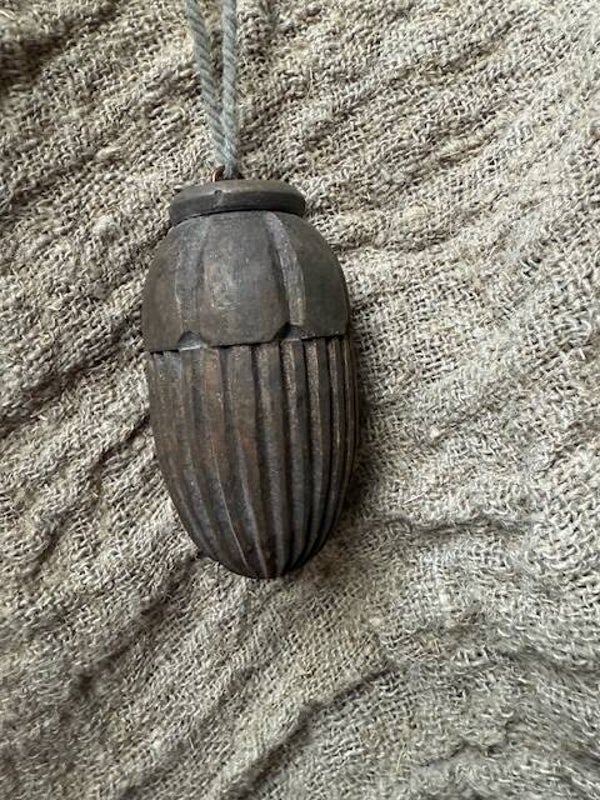 2023, Houten Kerstbal 11,5 cm , eikel met relief
