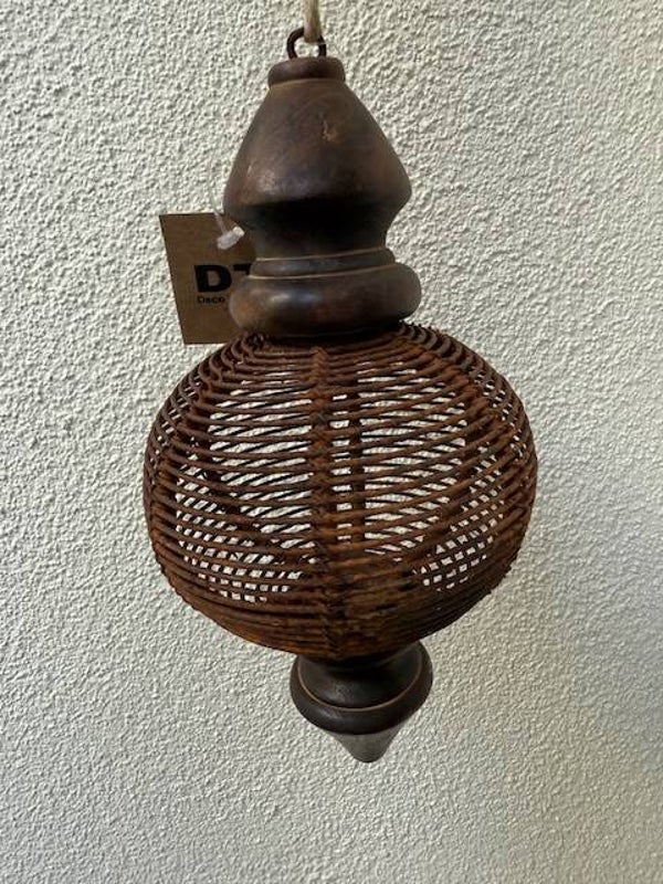 2030, Roestig hangend ornament onder en boven een houten klosje 21cm, 10cm diameter