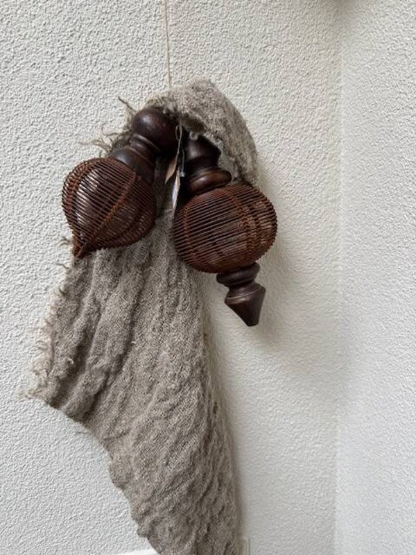 2032, Roestige hangende ornamenten, klein en grote, met shabby doek, set