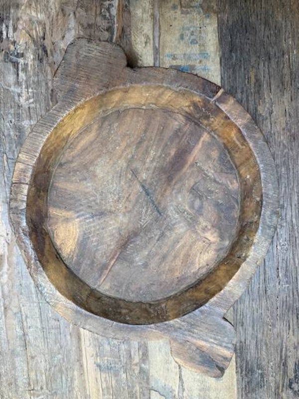2035, Een authentieke oude houten Indiase chapati schaal (43x32cm)