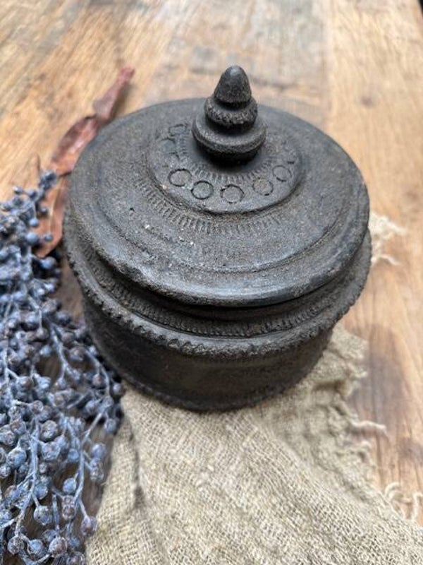 2045, Stenen pot met deksel, bruin zwart 18 x 18