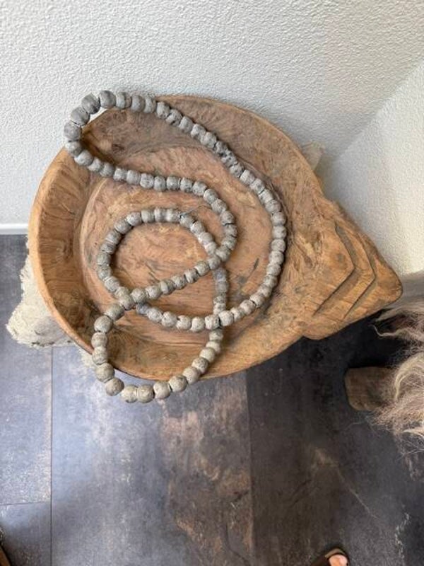 3022, Houten deco ketting, 156 cm lang , grijs-leemkleur