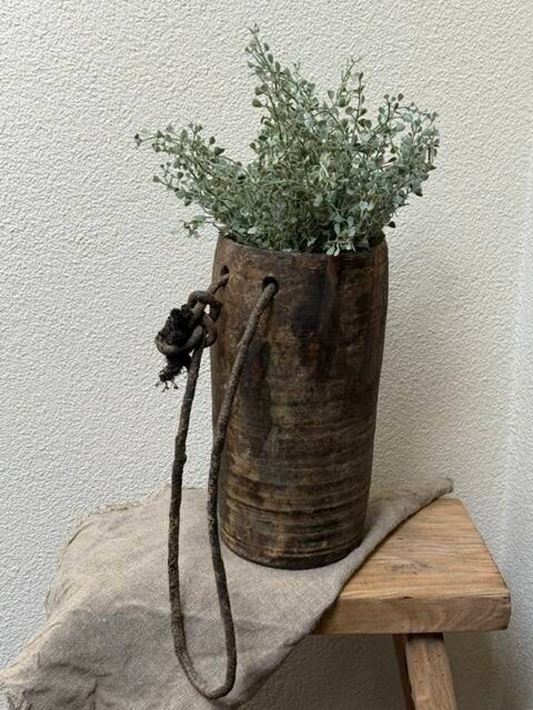 3023, Hoge oude Nepalse vaas, 27,5cm hoog 13cm diameter