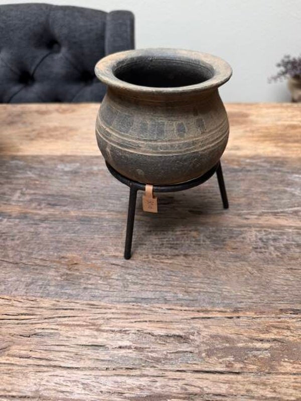 3033, Tuimel potje , grijs beige kleur, 8,5cm hoog en 11,5cm diameter, potterie