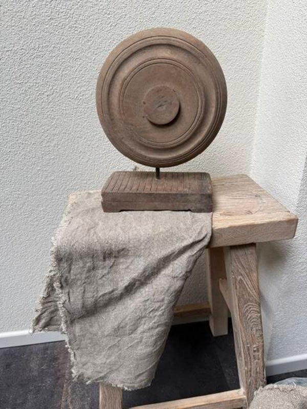 3040, Houten wiel ornament op standaard , 30cm hoog