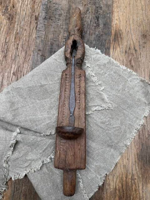 3042, Houten wandpaneel met lepel