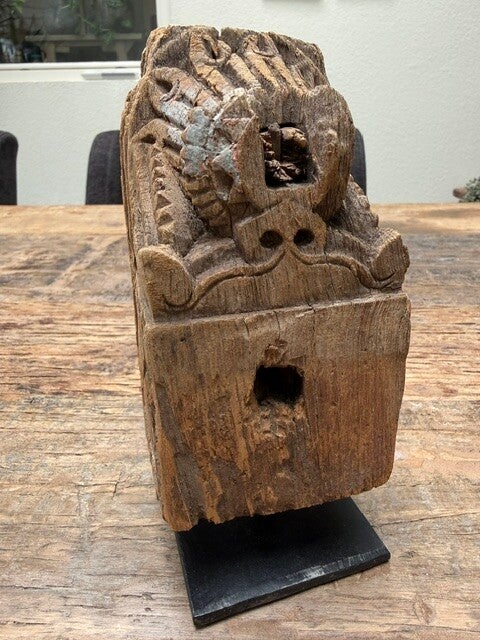 3046, Prachtige oud houten ornament op metalen voet, 19cm hoog, 7,5cm diep, 8cm breedt