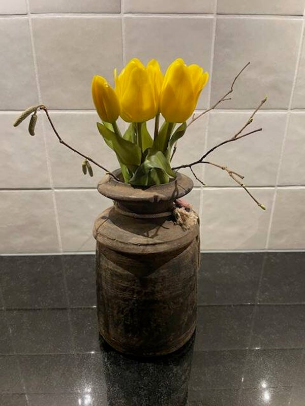 Gele kunst tulpen, niet van echt te onderscheiden.