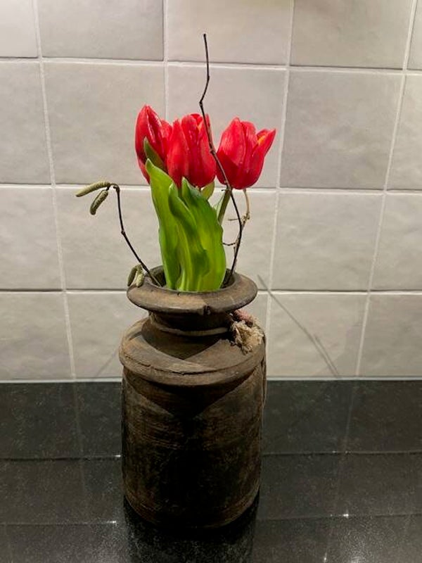 Rode kunst tulpen, niet van echt te onderscheiden.
