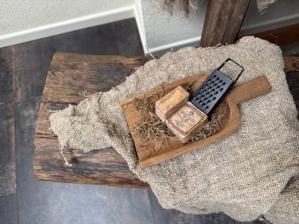 1039, Landelijk houten schepje, voorzijde open