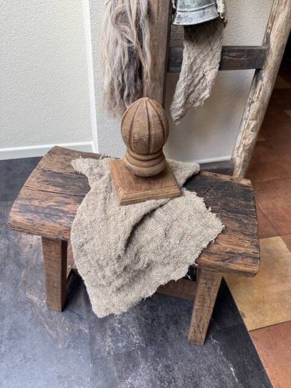 1049, Landelijk houten Pinakel op voet 18.5cm hoog