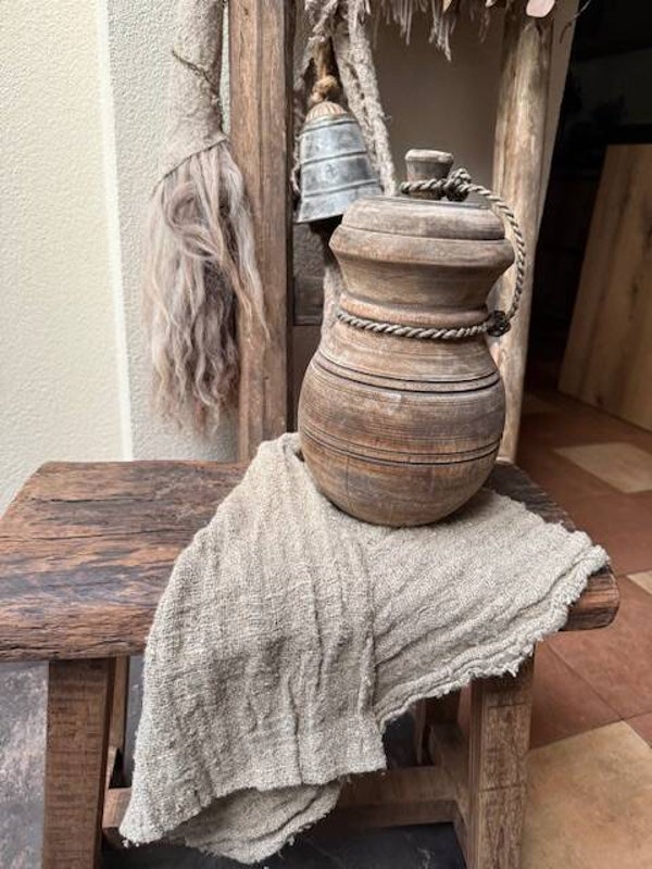 Hoge pot met deksel met touw, banen op de buik, 28cm