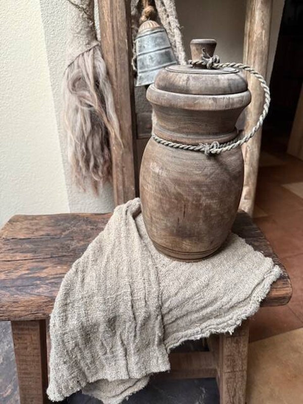 Hoge pot met deksel met touw, egalen de buik, 29cm