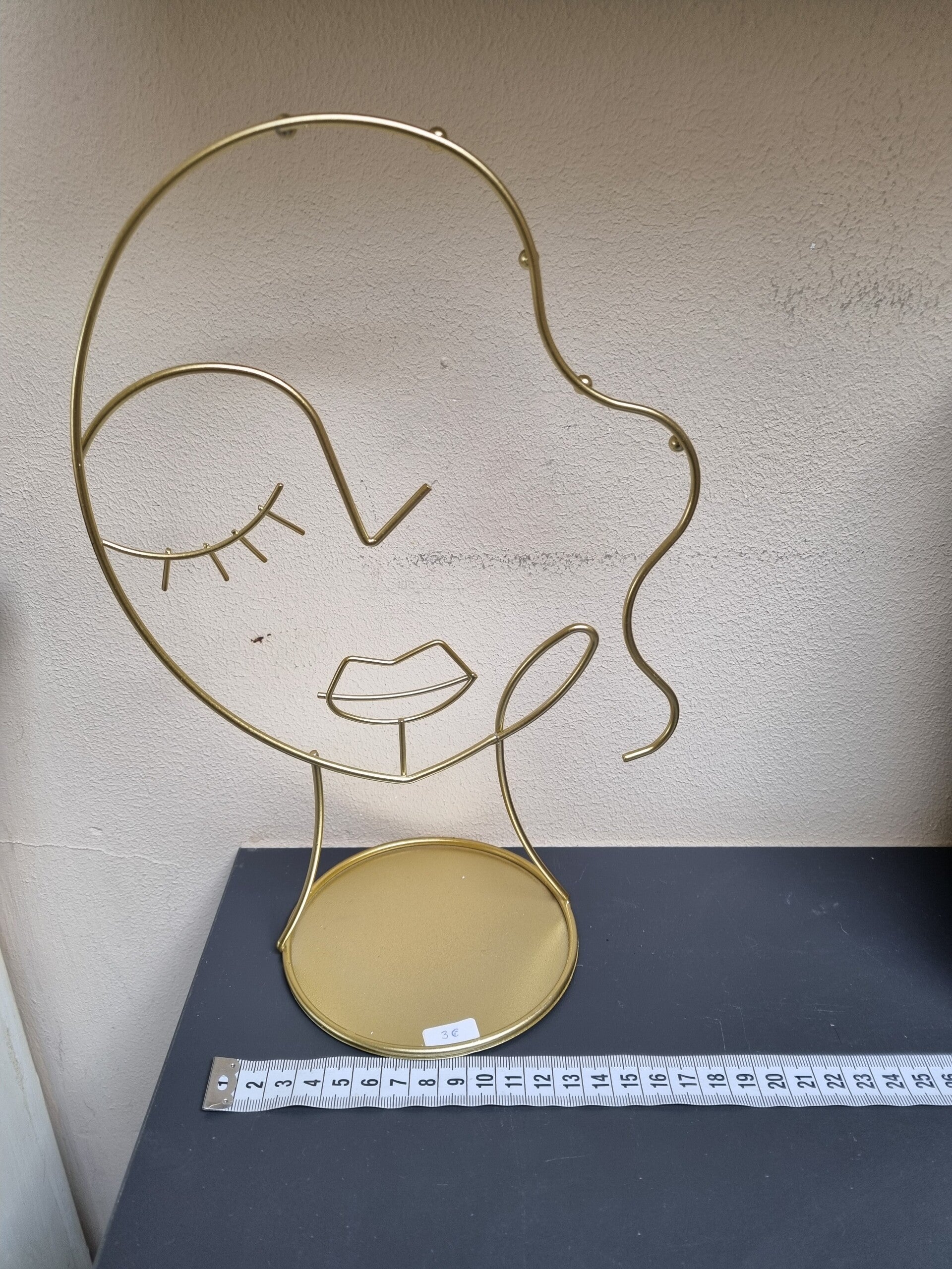 décoration en forme de visage de femme dorée