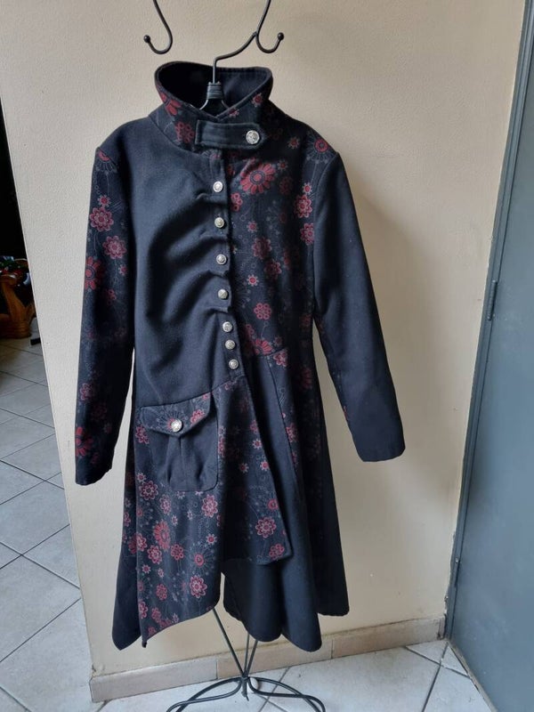 Long manteau noir et rouge, L
