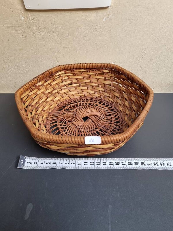 plat hexagone en osier marron