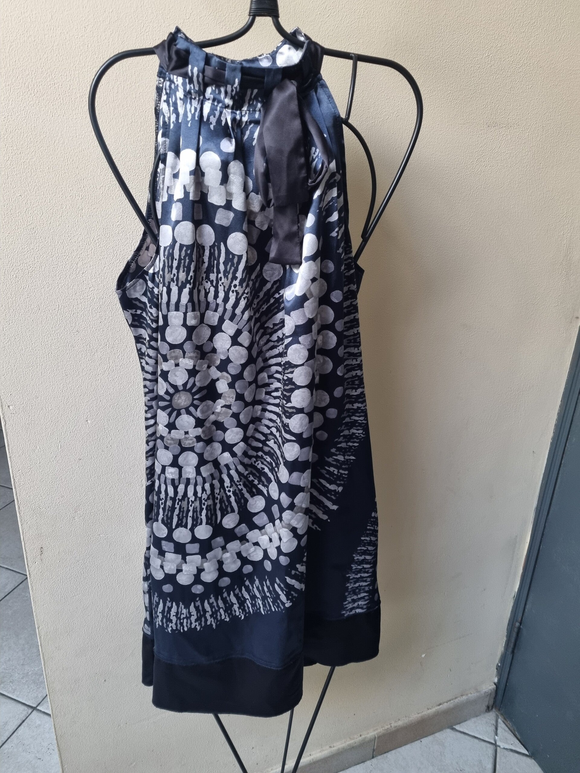 robe sans manche gris et noire, xl