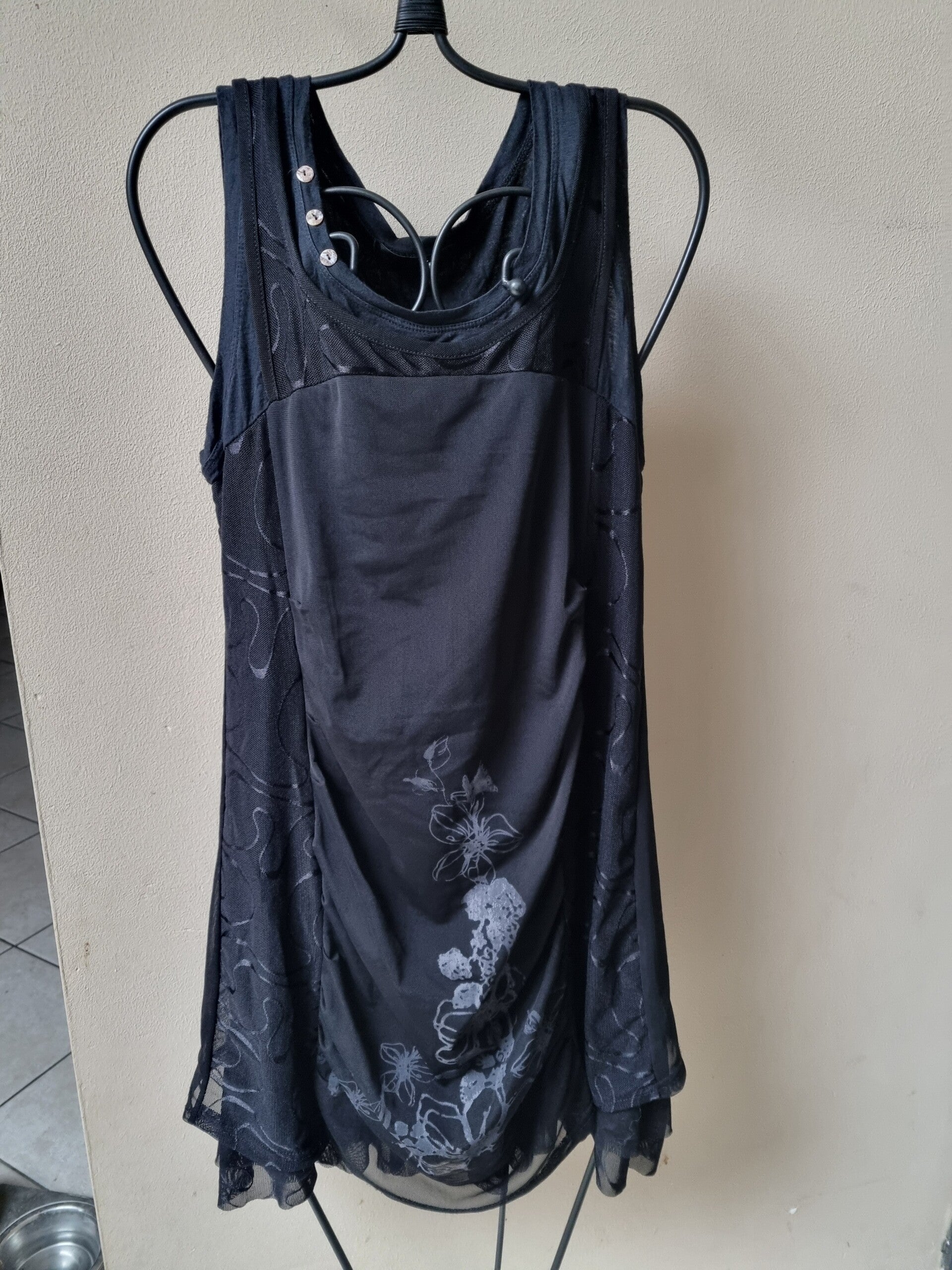 robe noire avec dessin gris sur le bas, xl