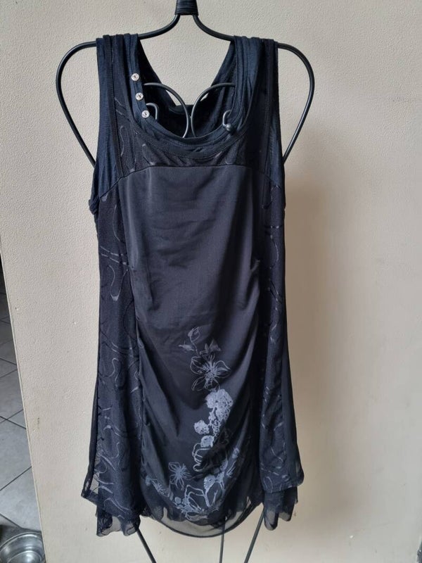 robe noire avec dessin gris sur le bas, xl