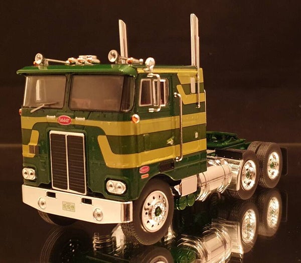 Peterbilt 352  (IXO) groen