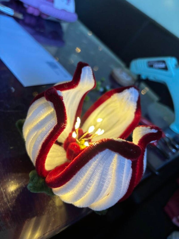 Handgefertigte Blumenlampe – Magisches Blütenlicht für dein Zuhause