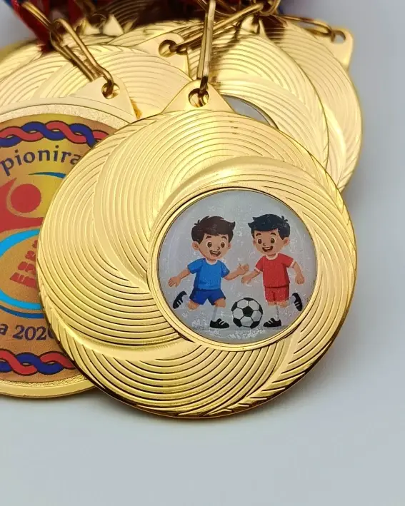 Zlatna medalja MMC2050 prečnika 50 mm sa aplikacijom 25 mm i trakom