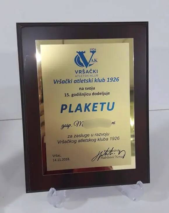 plaketa sa uv štampom i plastičnim postoljem