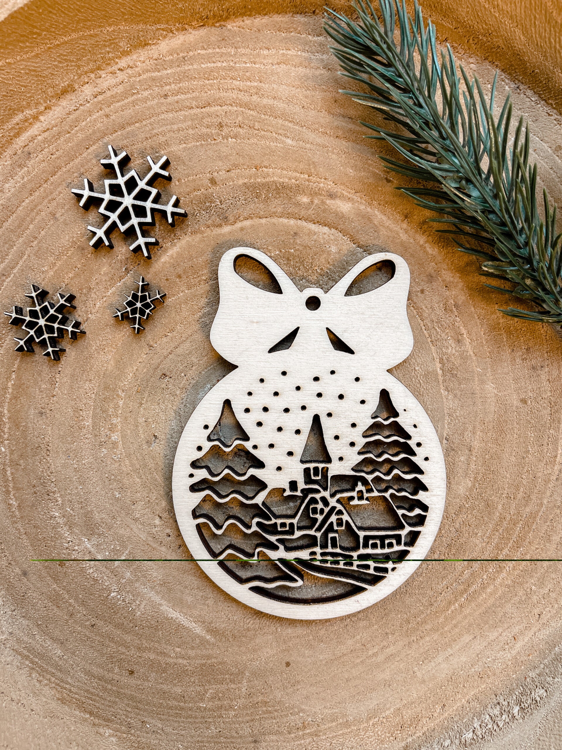 Houten kerstbal sneeuwdorp