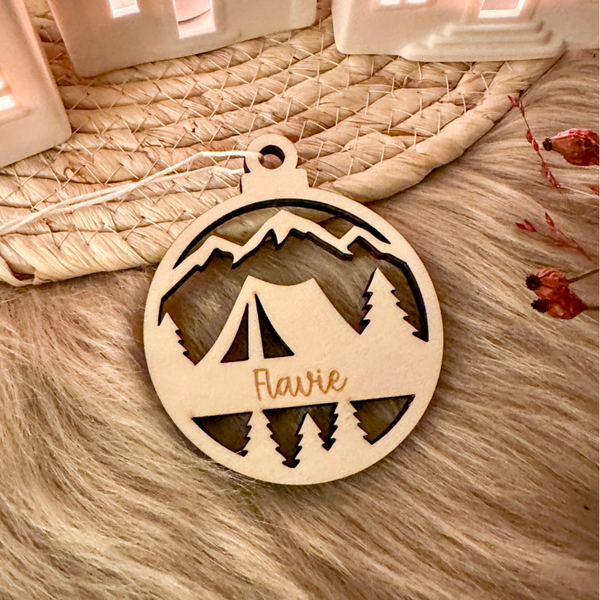 Gepersonaliseerde houten kerstbal - tent - 'Flavie'