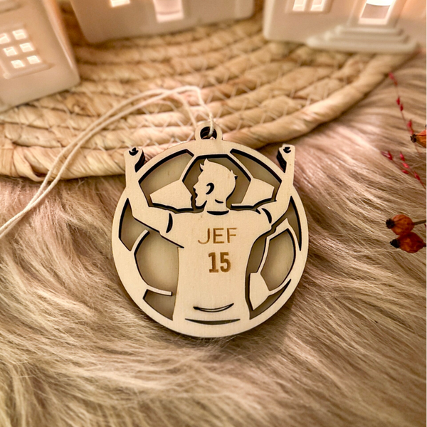 Gepersonaliseerde houten kerstbal - voetbal - 'Jef'