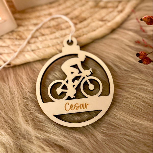 Gepersonaliseerde houten kerstbal - fietser - 'Cesar'