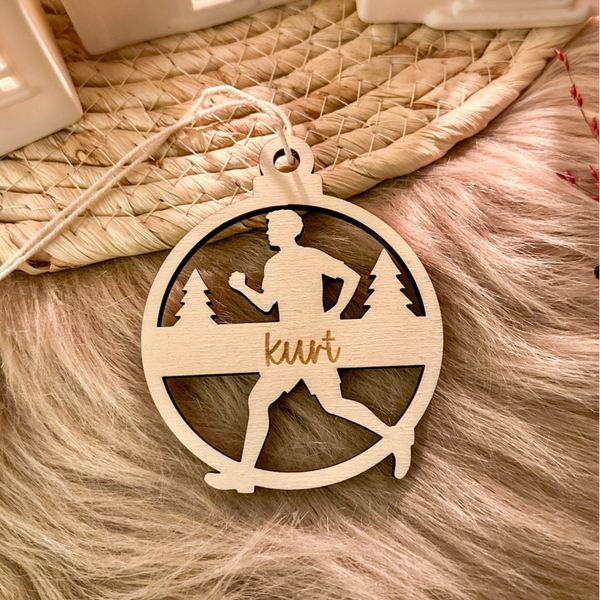 Gepersonaliseerde houten kerstbal - loper - 'Kurt'