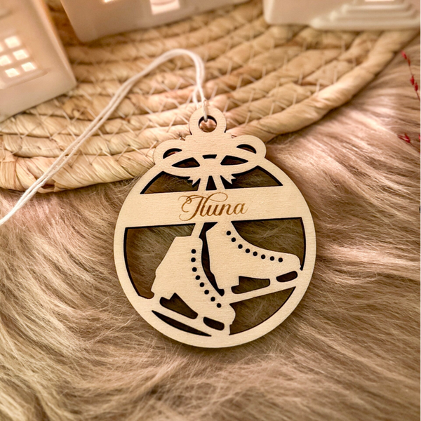 Gepersonaliseerde houten kerstbal - ijsschaatsen - 'Iluna'