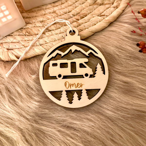 Gepersonaliseerde houten kerstbal - mobilhome/camper - 'Omer'