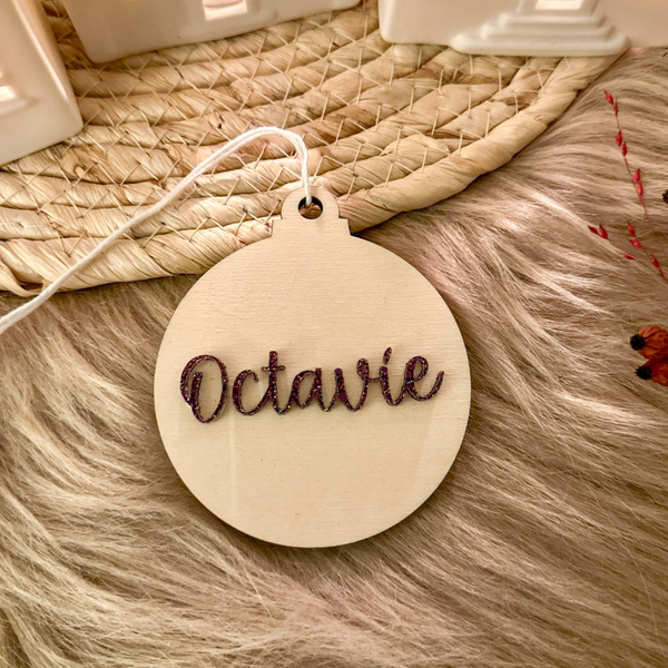 Gepersonaliseerde houten kerstbal - glitter paars acrylaat - 'Octavie'