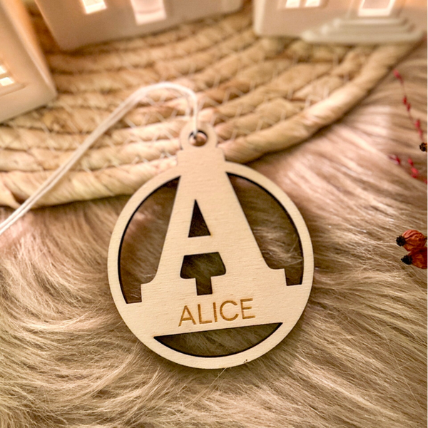 Gepersonaliseerde houten kerstbal - drukletter - 'Alice'