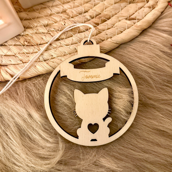 Gepersonaliseerde houten kerstbal - kat - 'Tommie'