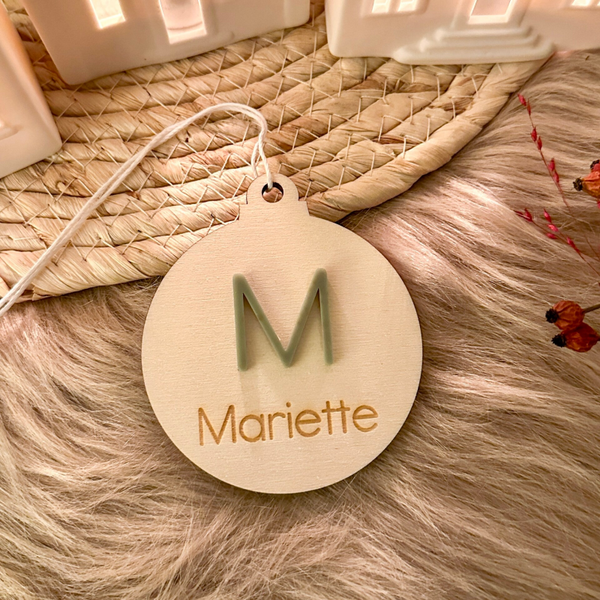 Gepersonaliseerde houten kerstbal - groen acrylaat - letter