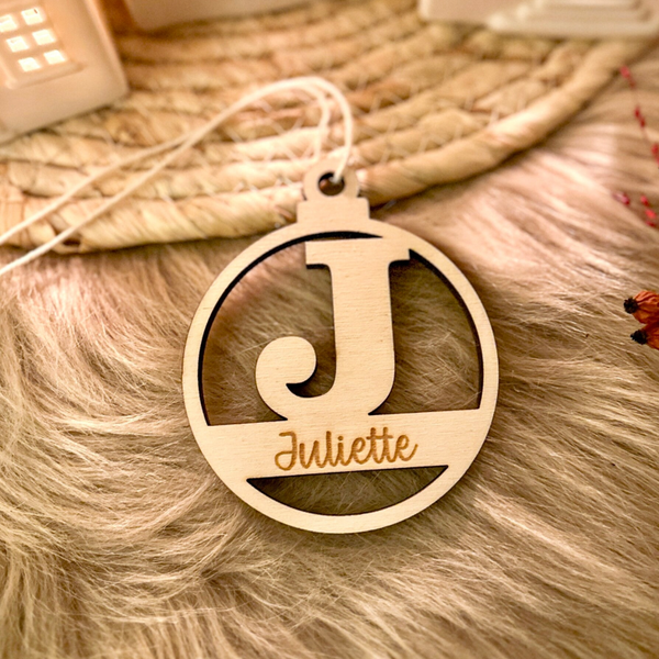 Gepersonaliseerde houten kerstbal - geschreven letters - 'Juliette'