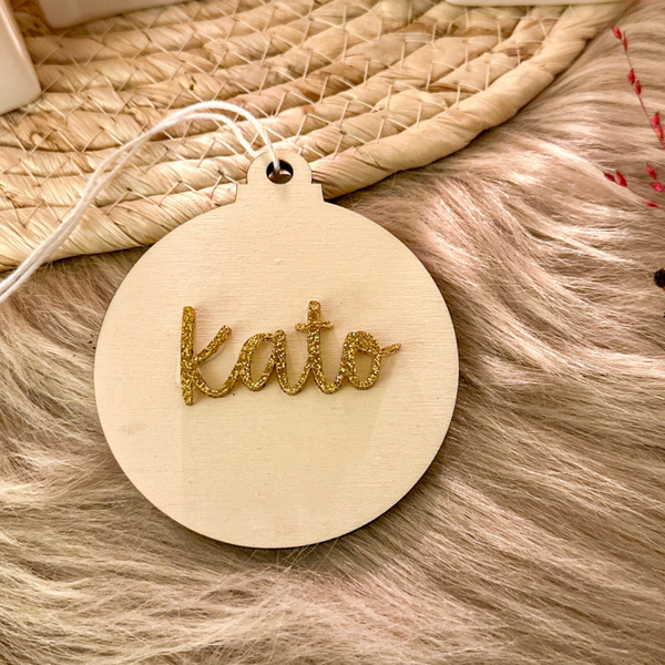 Gepersonaliseerde houten kerstbal - glitter goud acrylaat - 'Kato'