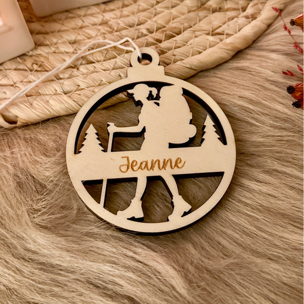 Gepersonaliseerde houten kerstbal - hiker - 'Jeanne'
