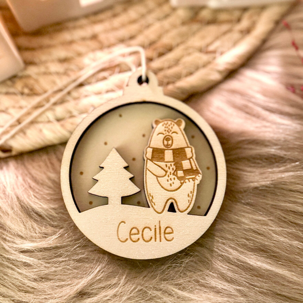 Gepersonaliseerde houten kerstbal - beer - 'Cecile'