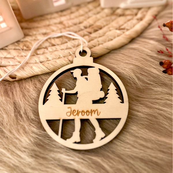 Gepersonaliseerde houten kerstbal - hiker - 'Jeroom'