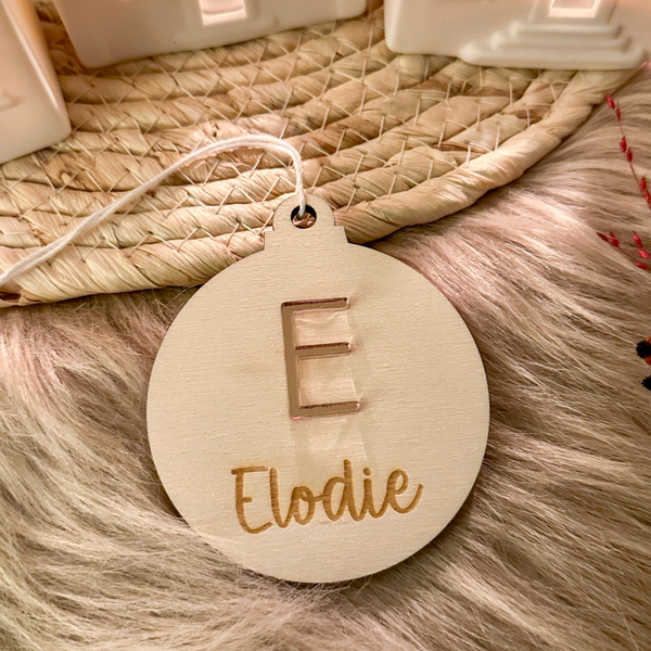 Gepersonaliseerde houten kerstbal - spiegel rosé acrylaat - letter
