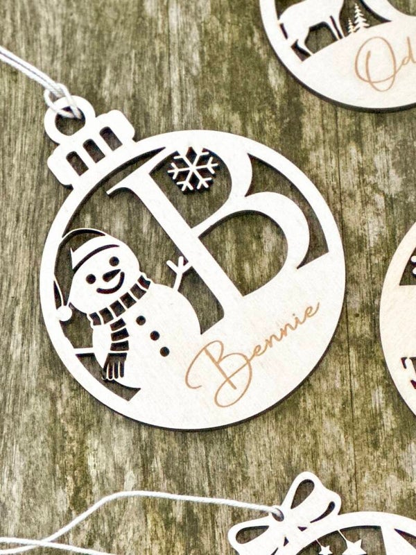 Gepersonaliseerde houten kerstbal 'sneeuwman'