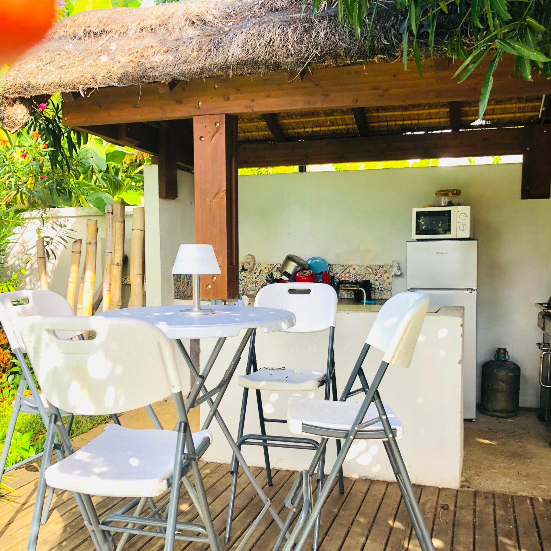 Espace détente au bord de la piscine 