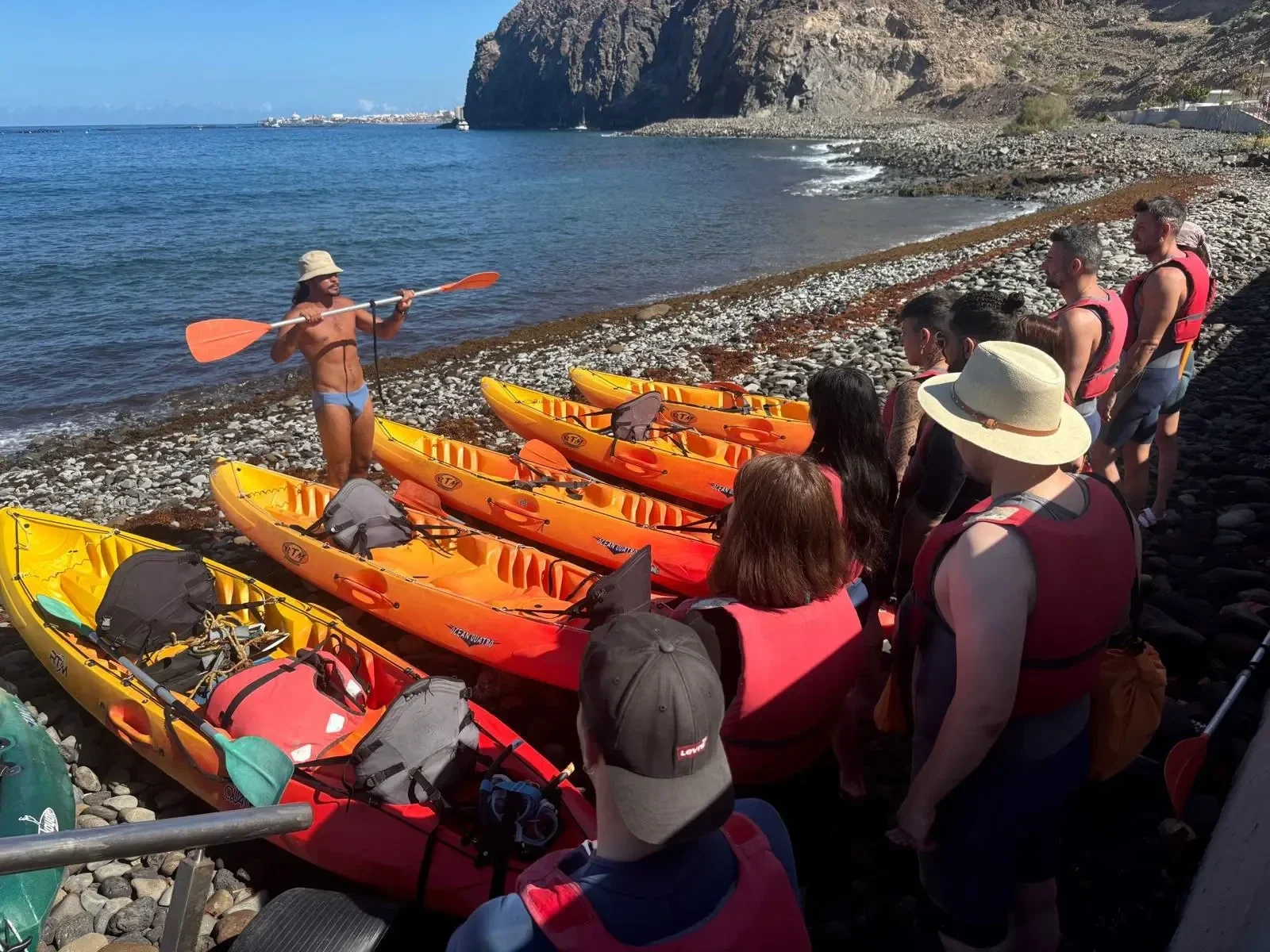 guide that provides safety information before the departure of the excursion from Playa Arenita Palm Mar Tenerife