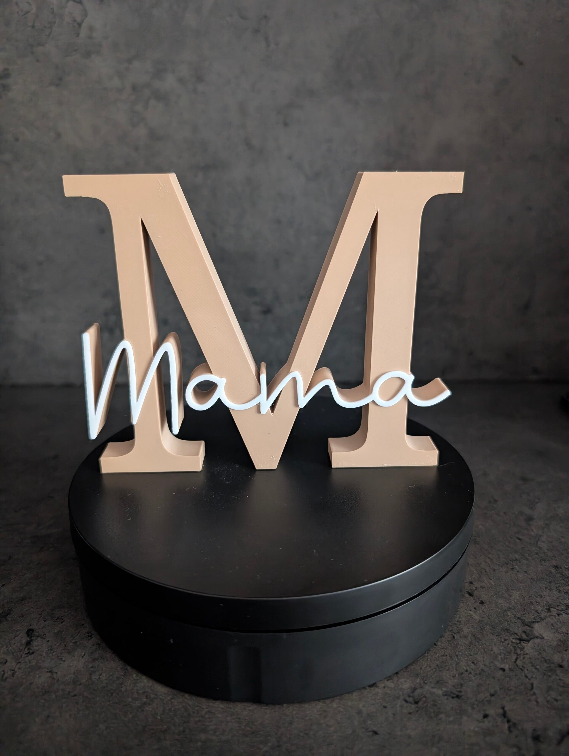 003 Buchstabe M mit Schriftzug "Mama"