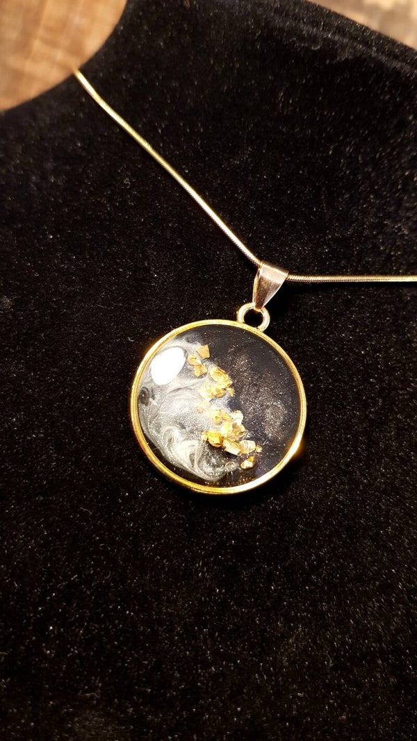 Hanger Gold Black White